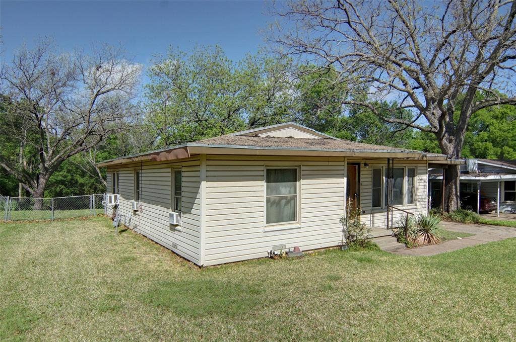 1224 S Brazos Street, Weatherford, TX 76086 View of side of home