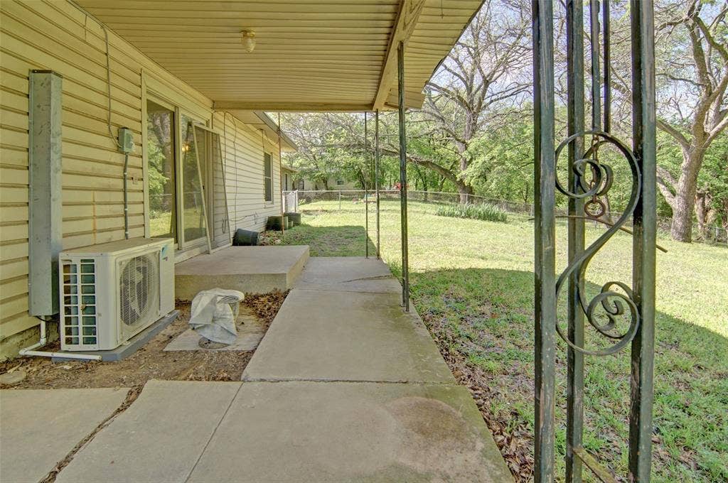 1224 S Brazos Street, Weatherford, TX 76086 Covered back patio.