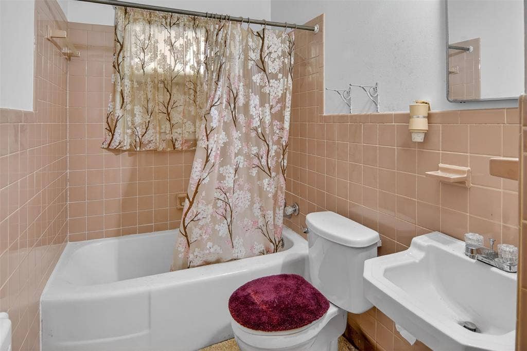 1224 S Brazos Street, Weatherford, TX 76086 Full bath #1 featuring tile walls and shower / bath combination.