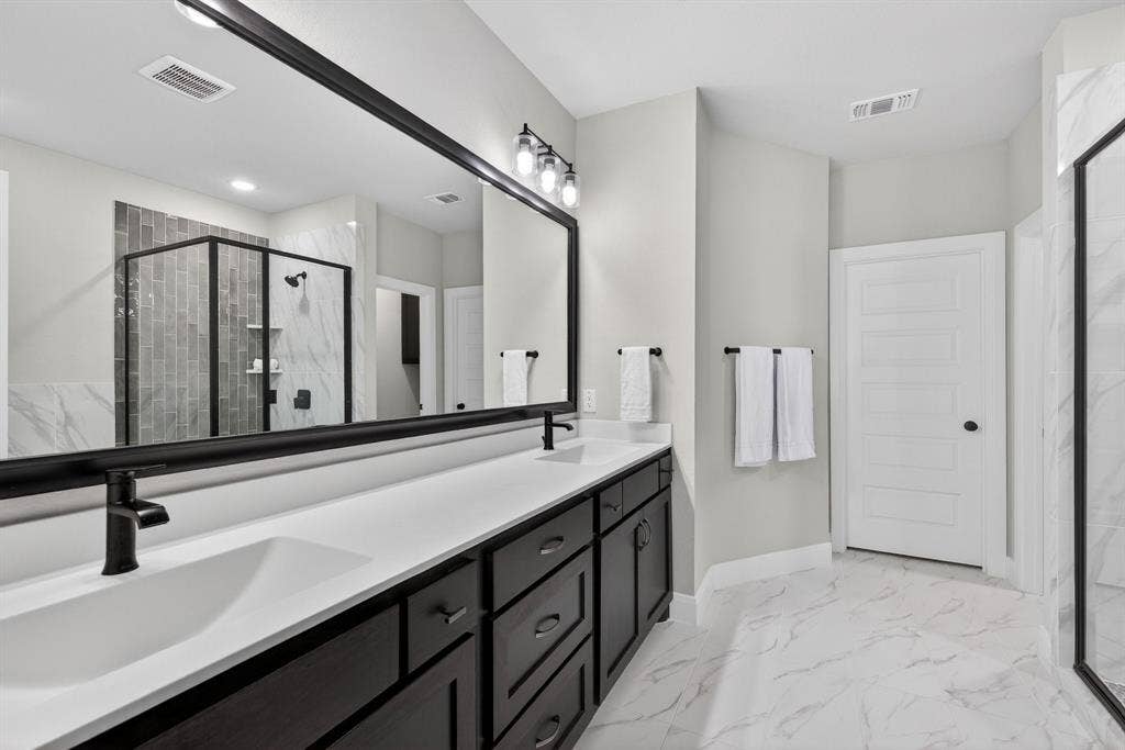 1414 Roundup Way, Argyle, TX 76226 With separate shower & tub