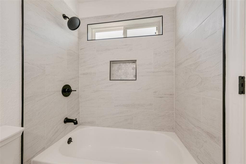 3217 Mahan Circle, Mesquite, TX 75149 Full bathroom with toilet and shower / washtub combination