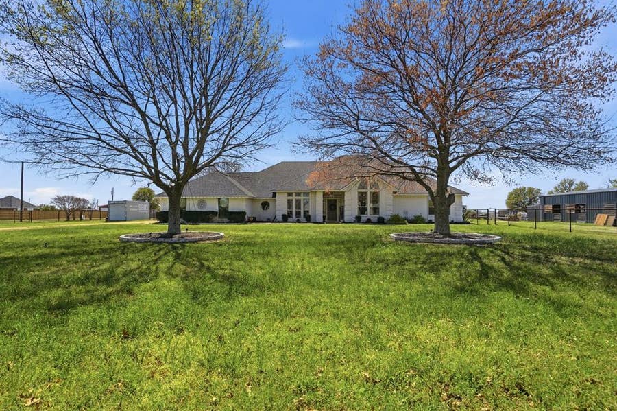 Property photo for 333 Meadow Crest Road, Fort Worth, TX
