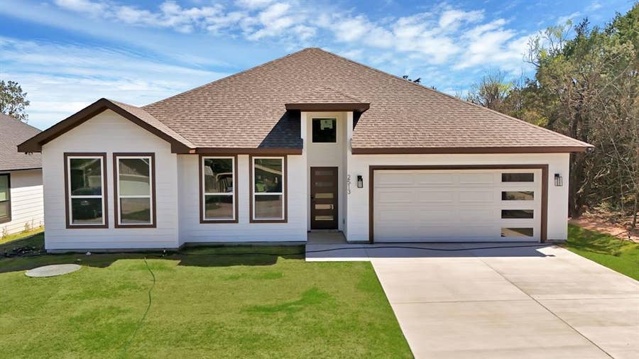 Property photo for 2513 Austin Court, Granbury, TX