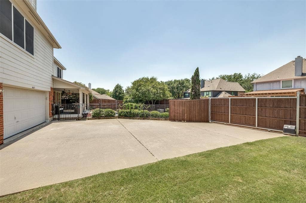 4405 Courtney Lane, Richardson, TX 75082 3-car garage driveway and electric gate