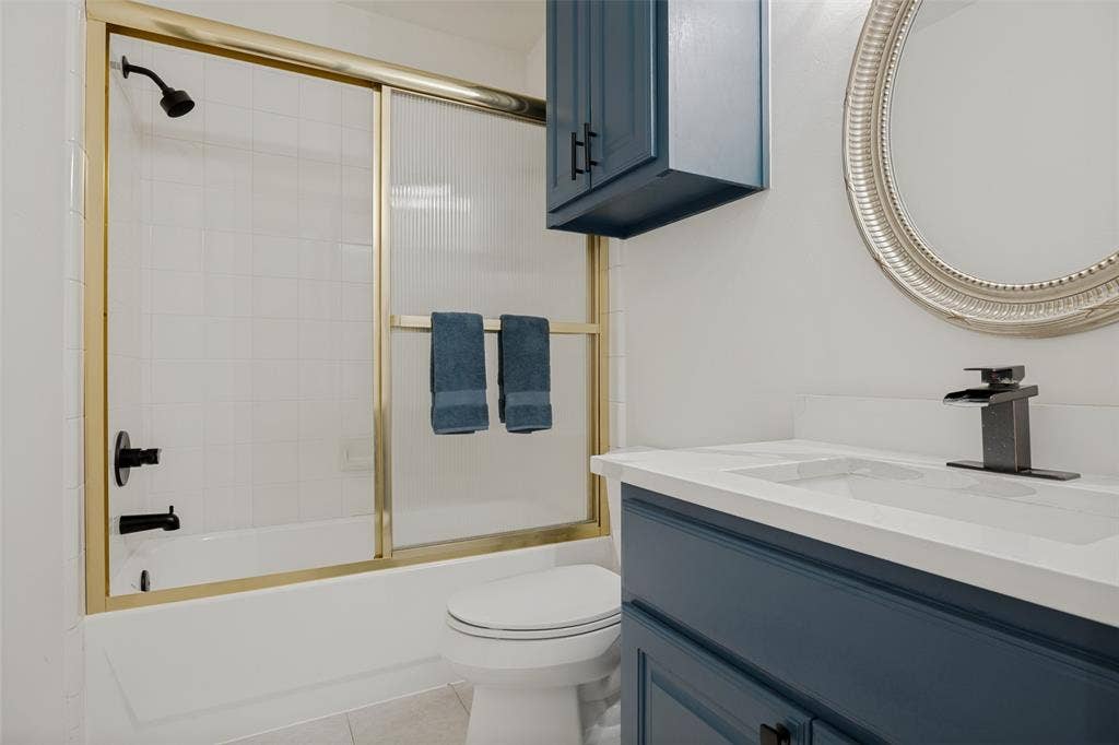4405 Courtney Lane, Richardson, TX 75082 Full bath next to downstairs bedroom