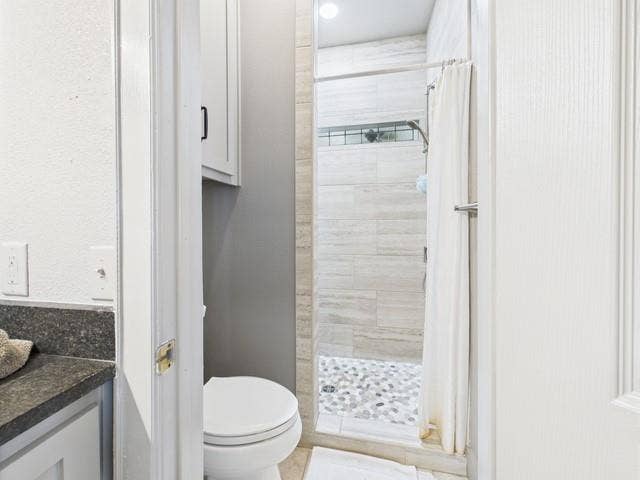 2382 Crystal Drive, Athens, TX 75752 Bathroom featuring tiled shower and vanity