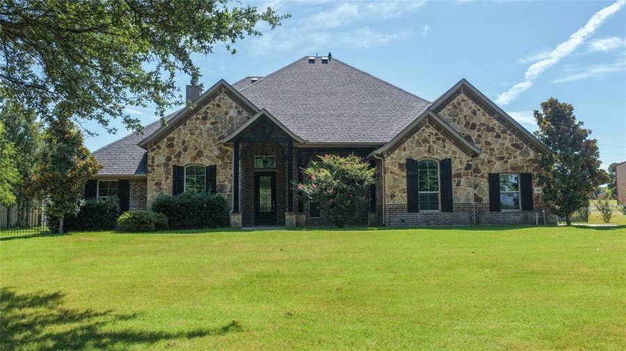 Property photo for 181 Fairview Court, Decatur, TX