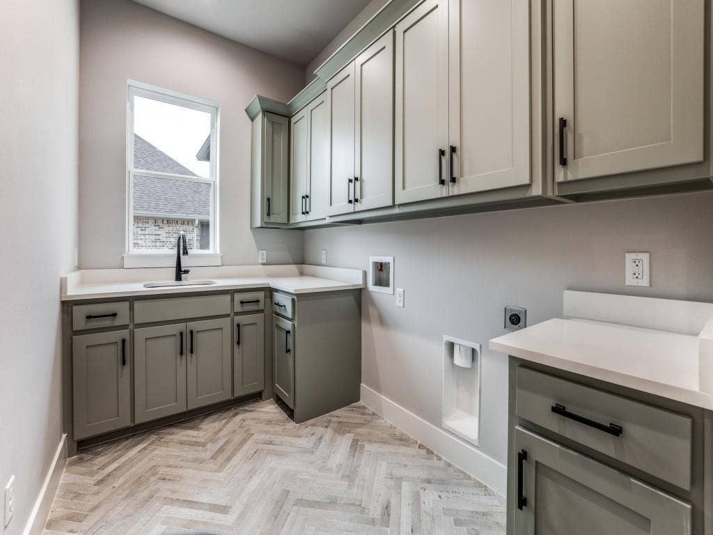 4585 Cascades Boulevard, Tyler, TX 75709 First floor laundry