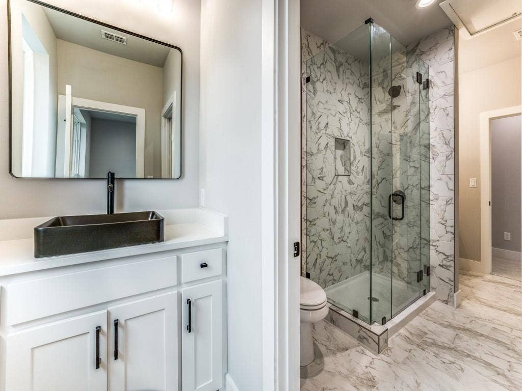 4585 Cascades Boulevard, Tyler, TX 75709 Upstairs Jack and Jill