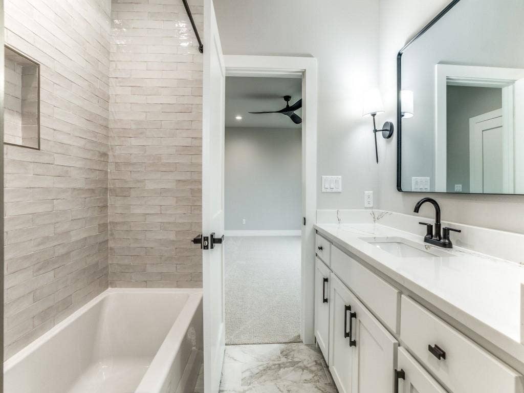4585 Cascades Boulevard, Tyler, TX 75709 Upstairs Ensuite bath