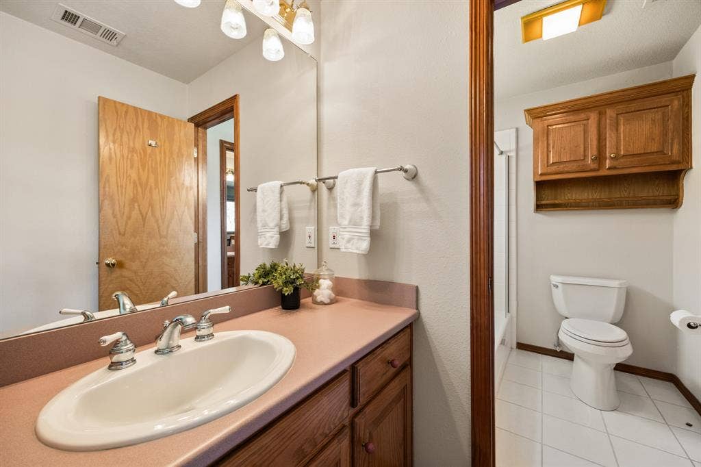 314 Harbor Landing Drive, Rockwall, TX 75032 Jack-and-Jill between upstairs bedrooms
