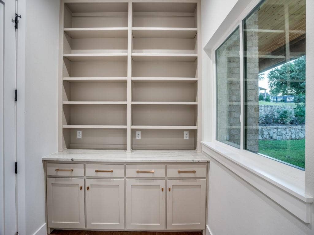 2424 Bellview Circle, Tyler, TX 75709 Butlers Pantry with service window to outdoor kitchen and living area
