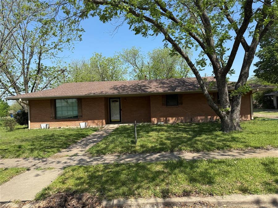 Property photo for 1412 Hillcrest Street, Ennis, TX