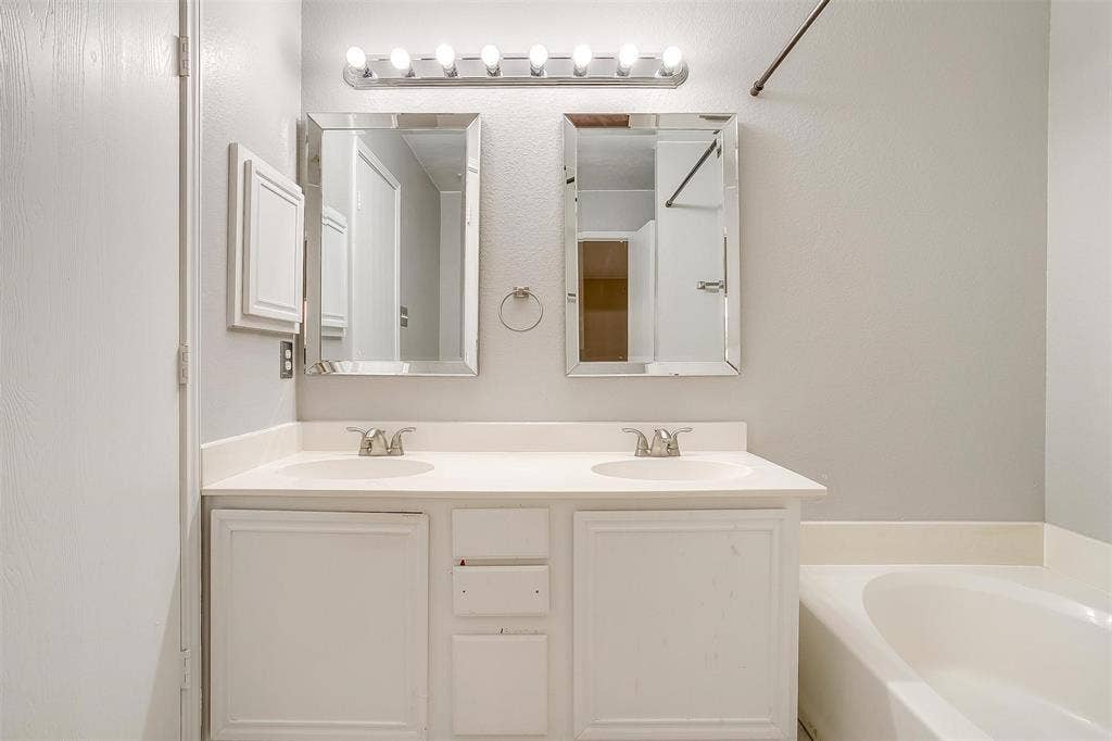 927 Simon Drive, Cedar Hill, TX 75104 927 Simon Drive, Cedar Hill, TX 75104