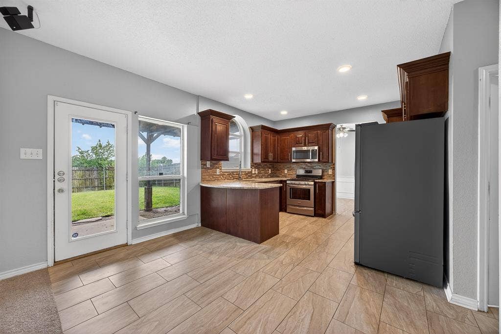 2233 San Simeon Drive, Mesquite, TX 75181 2233 San Simeon Drive, Mesquite, TX 75181