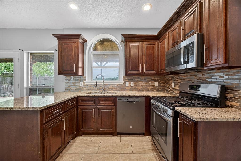 2233 San Simeon Drive, Mesquite, TX 75181 2233 San Simeon Drive, Mesquite, TX 75181