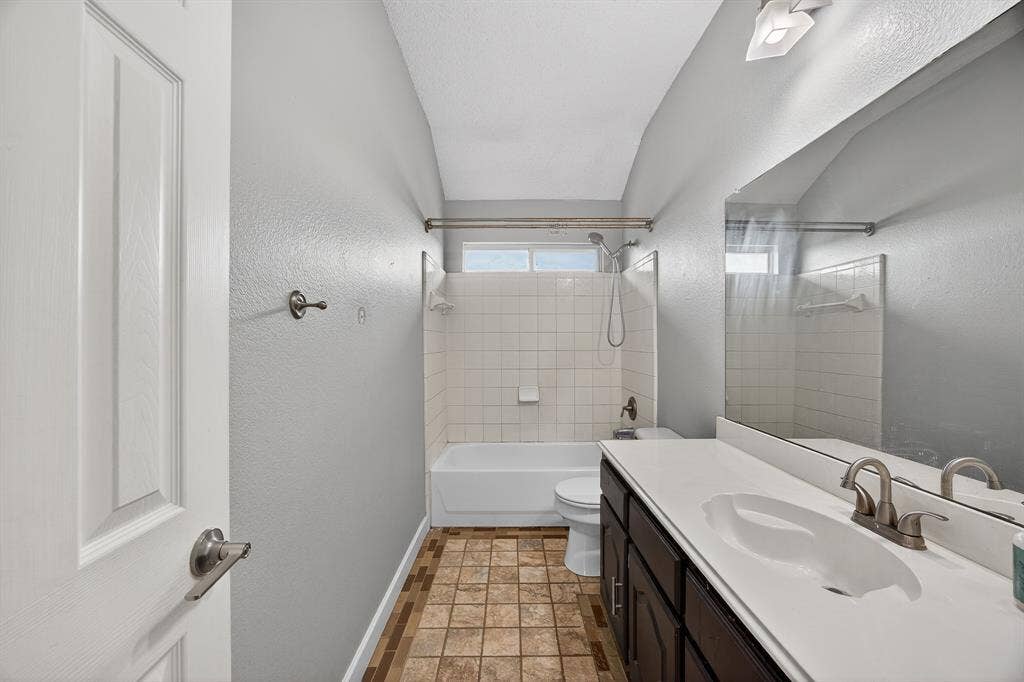 2233 San Simeon Drive, Mesquite, TX 75181 2233 San Simeon Drive, Mesquite, TX 75181