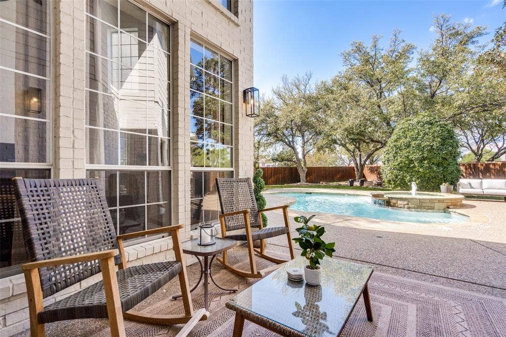 2-story covered patio