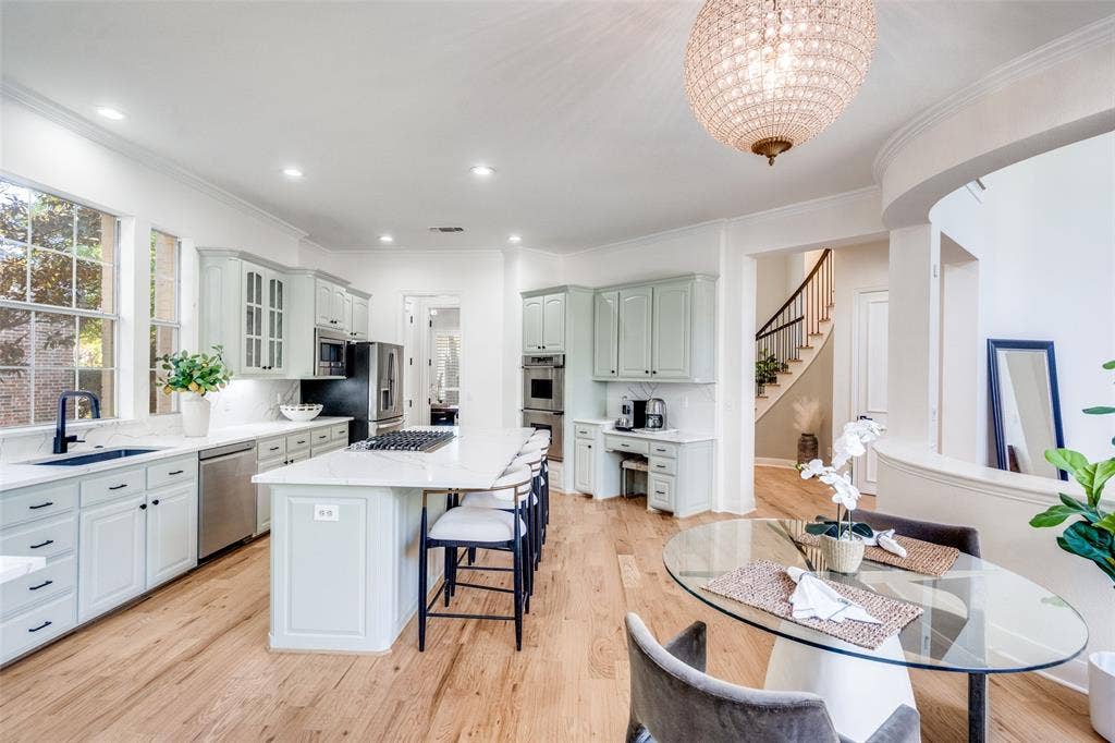 Spacious kitchen with room enough for 2 cooks!