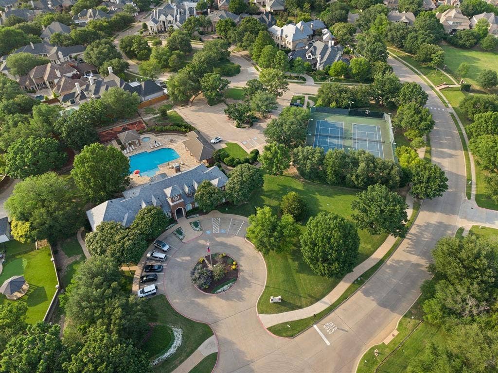 Clubhouse, pool and tennis courts to enjoy.
