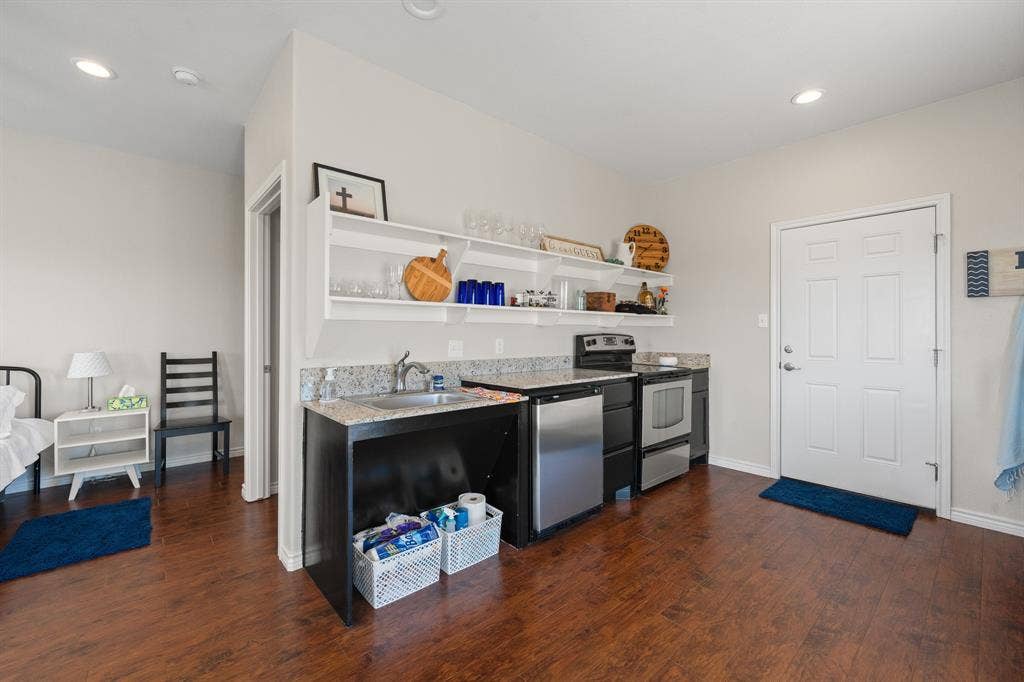 7925 Grassland Drive, Godley, TX 76044 Guest quarters