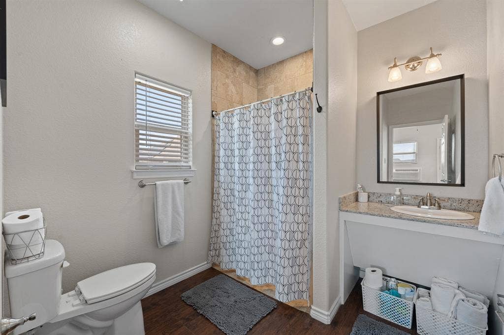 7925 Grassland Drive, Godley, TX 76044 Guest quarters bath