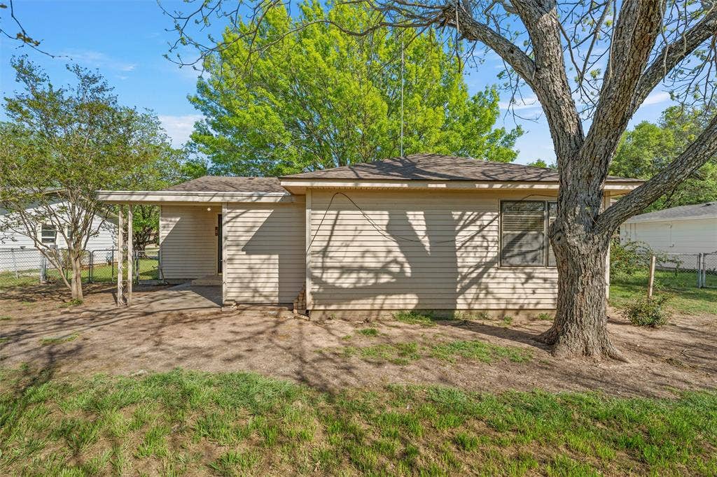 901 N Main Street, West, TX 76691 View of garage