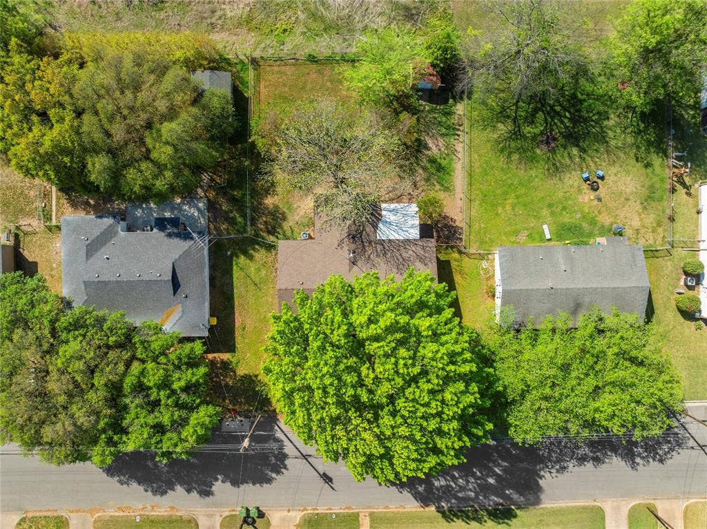 901 N Main Street, West, TX 76691 Bird's eye view