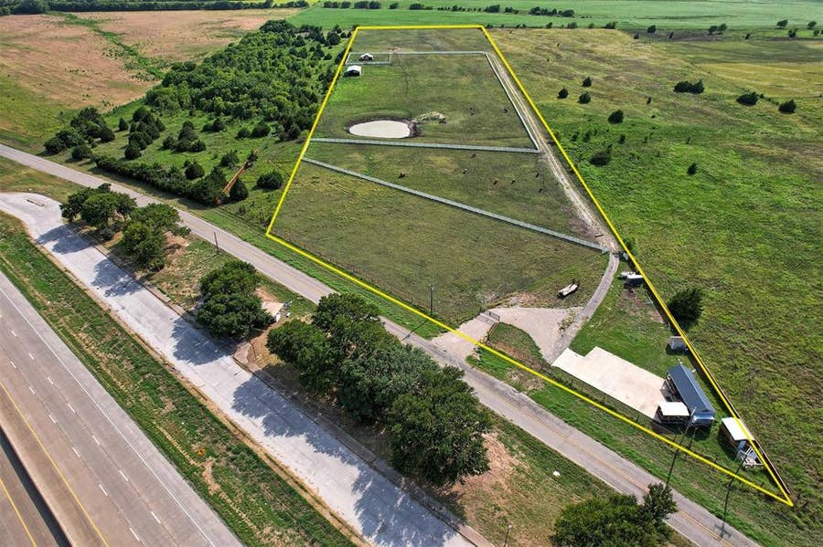Property photo for 6882 N Interstate Highway 35 E, Waxahachie, TX