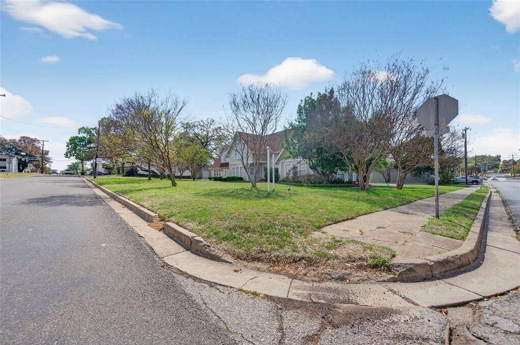 214 E College Street, Athens, TX 75751 214 E College Street, Athens, TX 75751
