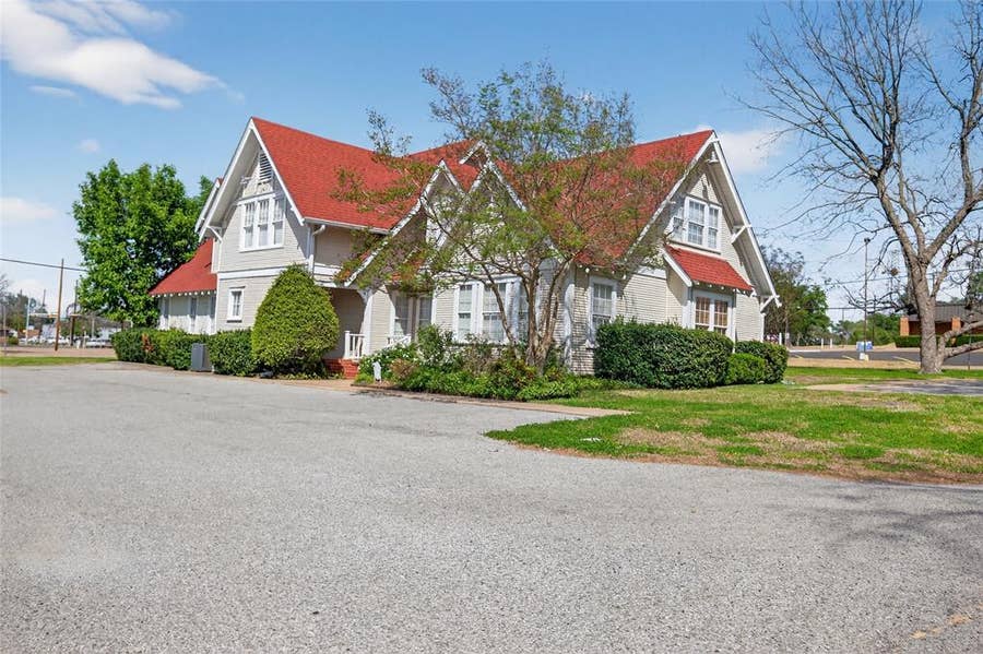 Property photo for 214 E College Street, Athens, TX