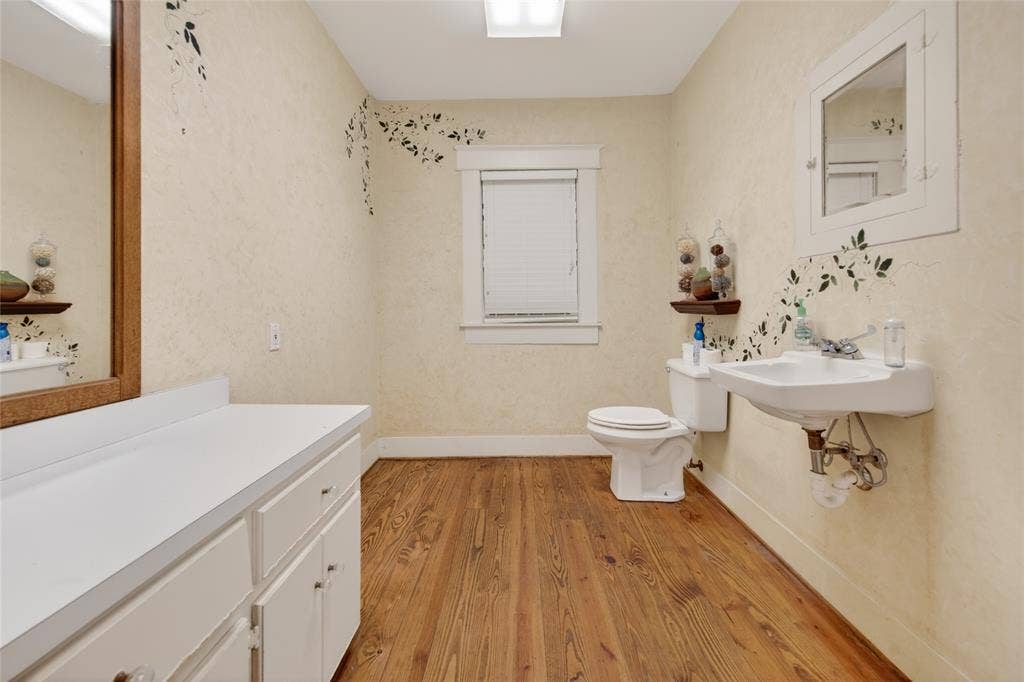 214 E College Street, Athens, TX 75751 214 E College Street, Athens, TX 75751