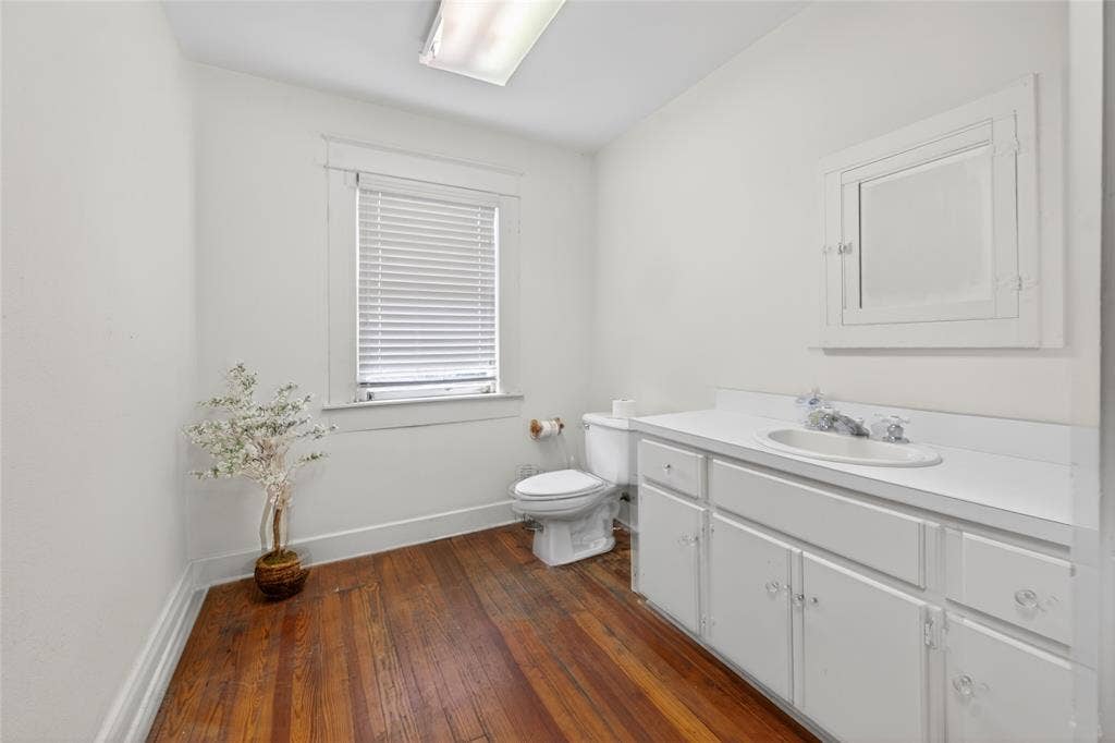 214 E College Street, Athens, TX 75751 214 E College Street, Athens, TX 75751