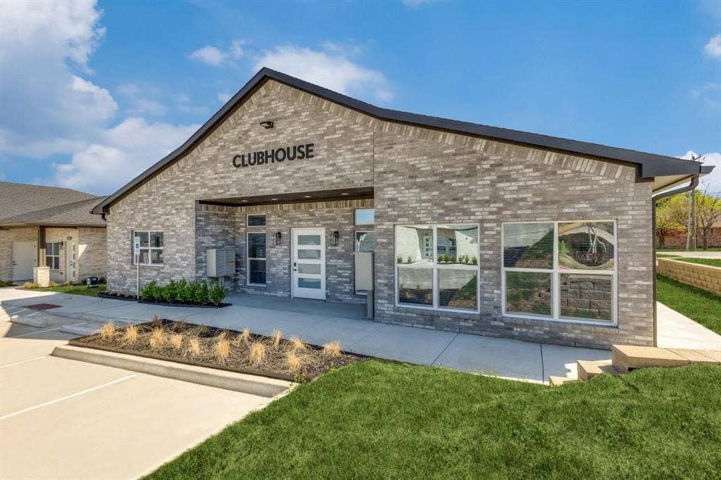 820 W McLeroy Boulevard, #2004, Saginaw, TX 76179 Edition Senior Living