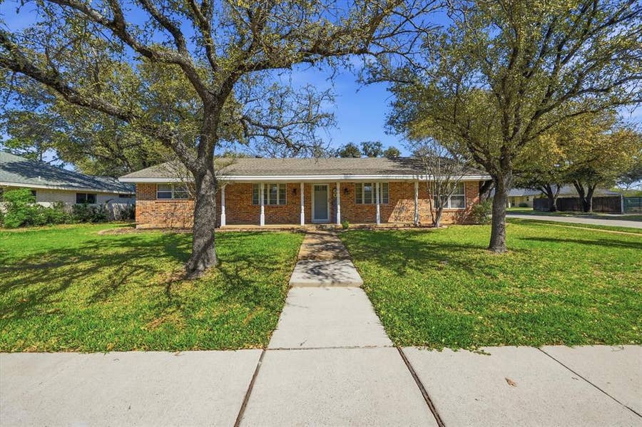 Property photo for 3311 Peachtree Lane, Pantego, TX