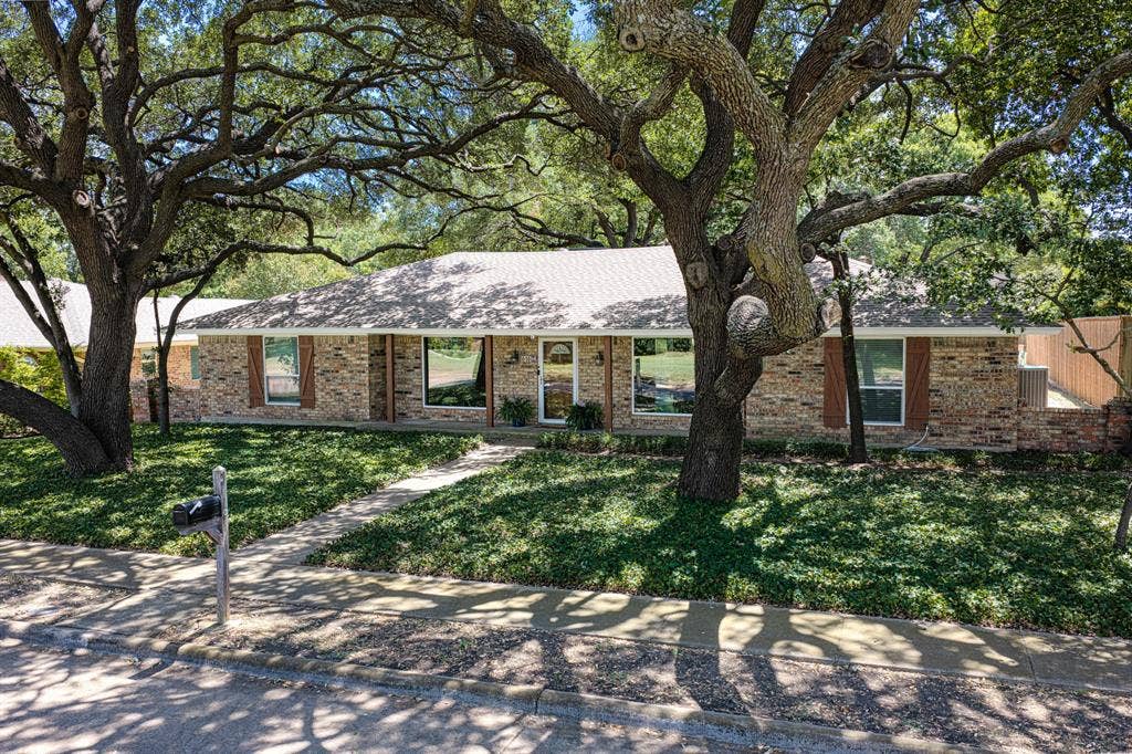 2616 Pin Oak Lane, Plano, TX 75075 2616 Pin Oak Lane, Plano, TX 75075