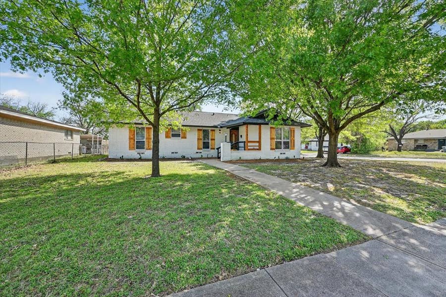 Property photo for 9510 Crestshire Drive, Dallas, TX