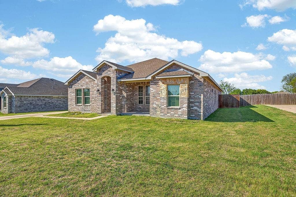 625 Green Mound Drive, Glenn Heights, TX 75154 View of front of house with brick siding