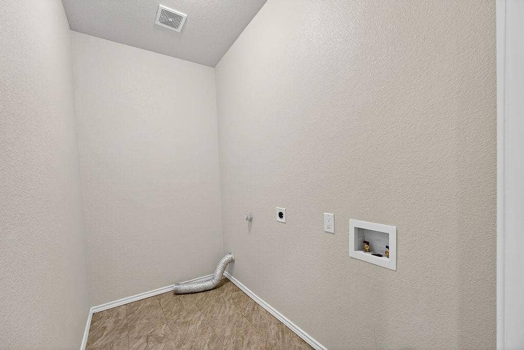 625 Green Mound Drive, Glenn Heights, TX 75154 Laundry area featuring hookup for an electric dryer, washer hookup, a textured wall, and gas dryer hookup