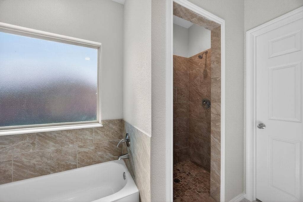 625 Green Mound Drive, Glenn Heights, TX 75154 Full bath featuring a stall shower and a garden tub