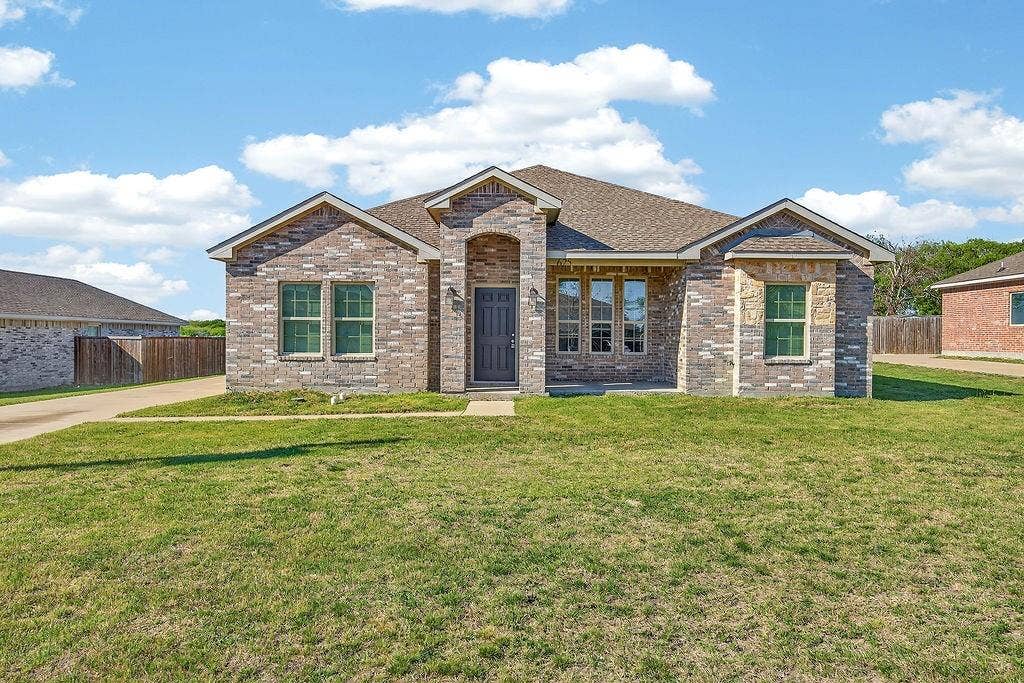 625 Green Mound Drive, Glenn Heights, TX 75154 View of front facade featuring brick siding