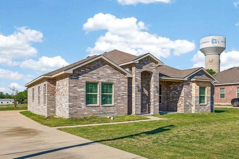 625 Green Mound Drive, Glenn Heights, TX 75154 View of front facade featuring a front lawn and brick siding