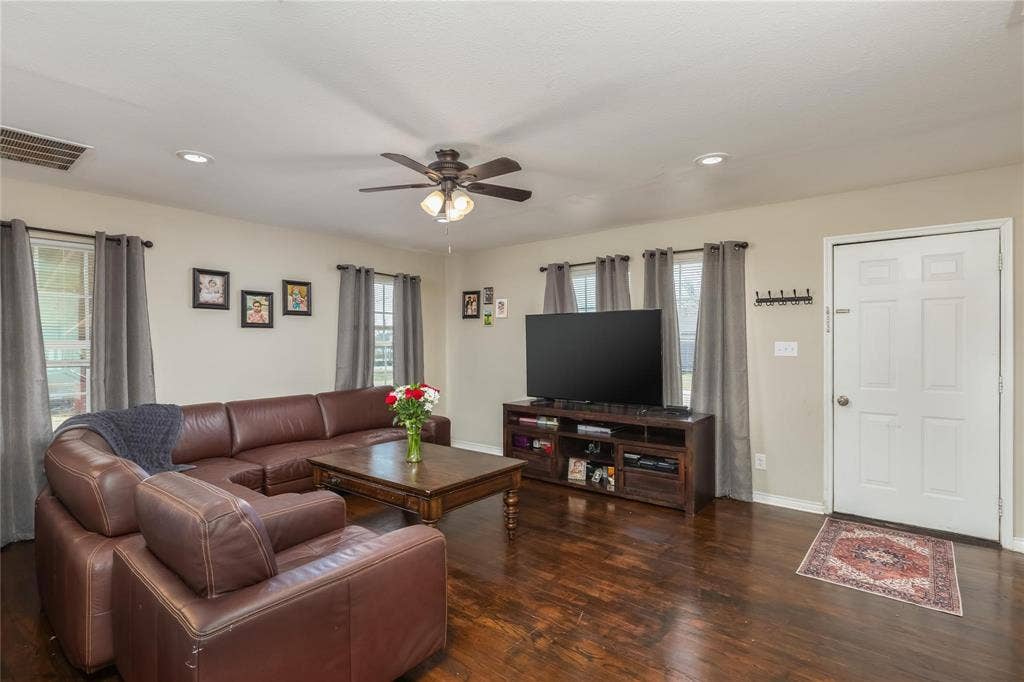 101 Spring Valley Circle, Azle, TX 76020 101 Spring Valley Circle, Azle, TX 76020