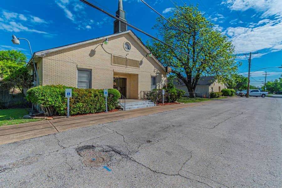 Property photo for 2817 Cherry Valley Boulevard, Dallas, TX