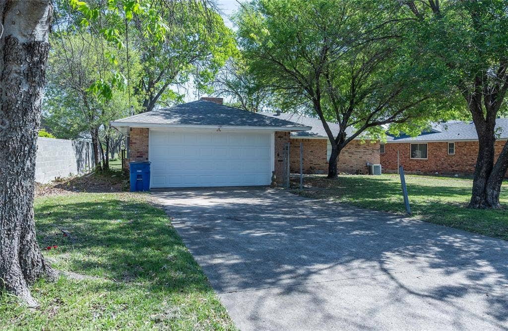 1860 Meadow Valley Lane, Dallas, TX 75232 Treed in the back as well.