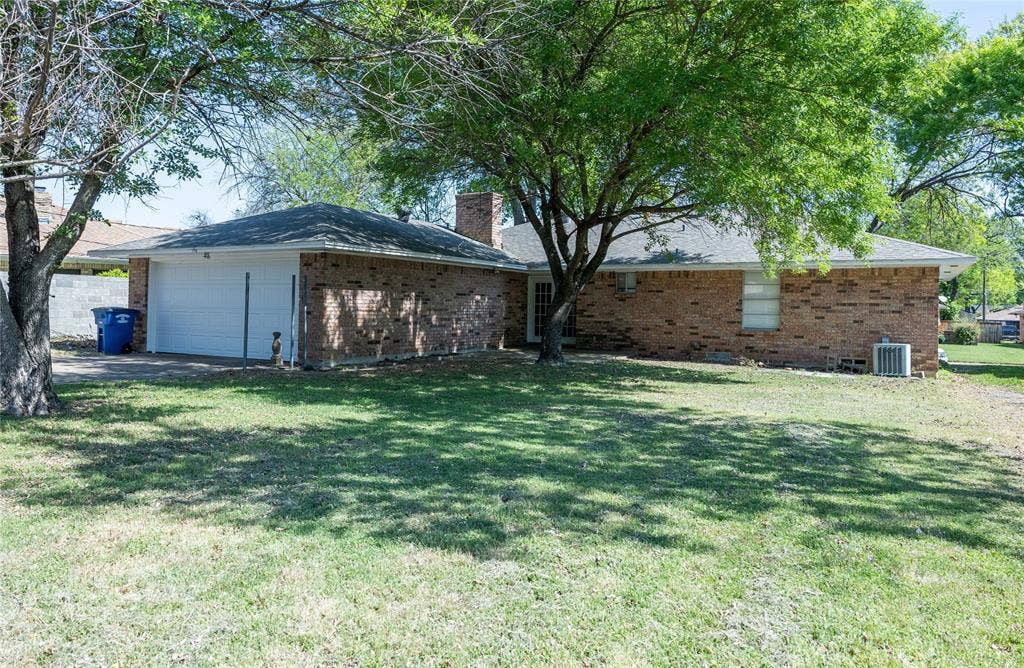 1860 Meadow Valley Lane, Dallas, TX 75232 Big and shaded yard for entertaining!