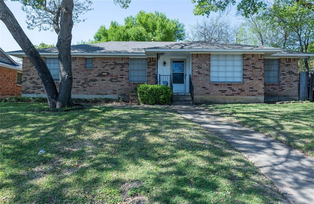 1860 Meadow Valley Lane, Dallas, TX 75232 Neighborhood offers sidewalks.