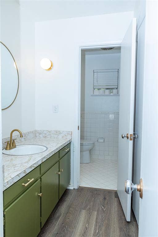 1860 Meadow Valley Lane, Dallas, TX 75232 Vanity for primary suite.