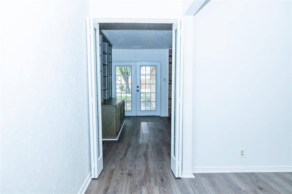 1860 Meadow Valley Lane, Dallas, TX 75232 Private ensuite bathroom for primary bedroom.
