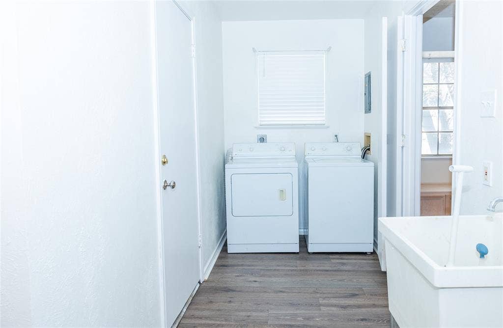 1860 Meadow Valley Lane, Dallas, TX 75232 Spacious laundry area and pantry space.